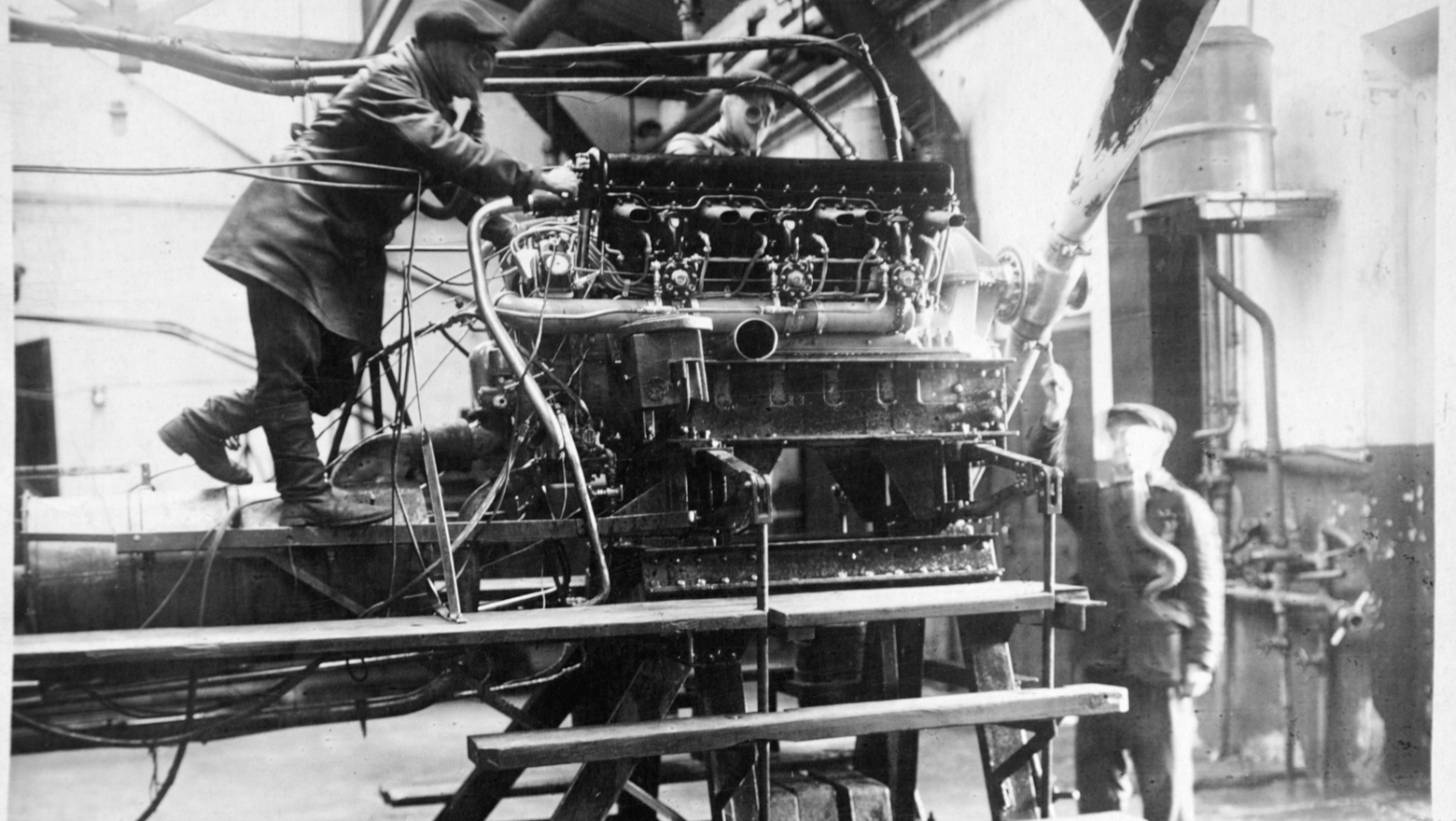 2 первое производство этого. Уфимский моторостроительный завод в годы войны. Уфимский моторный завод в1943г.. Моторостроительный завод 1943 года. Рыбинский моторостроительный завод.