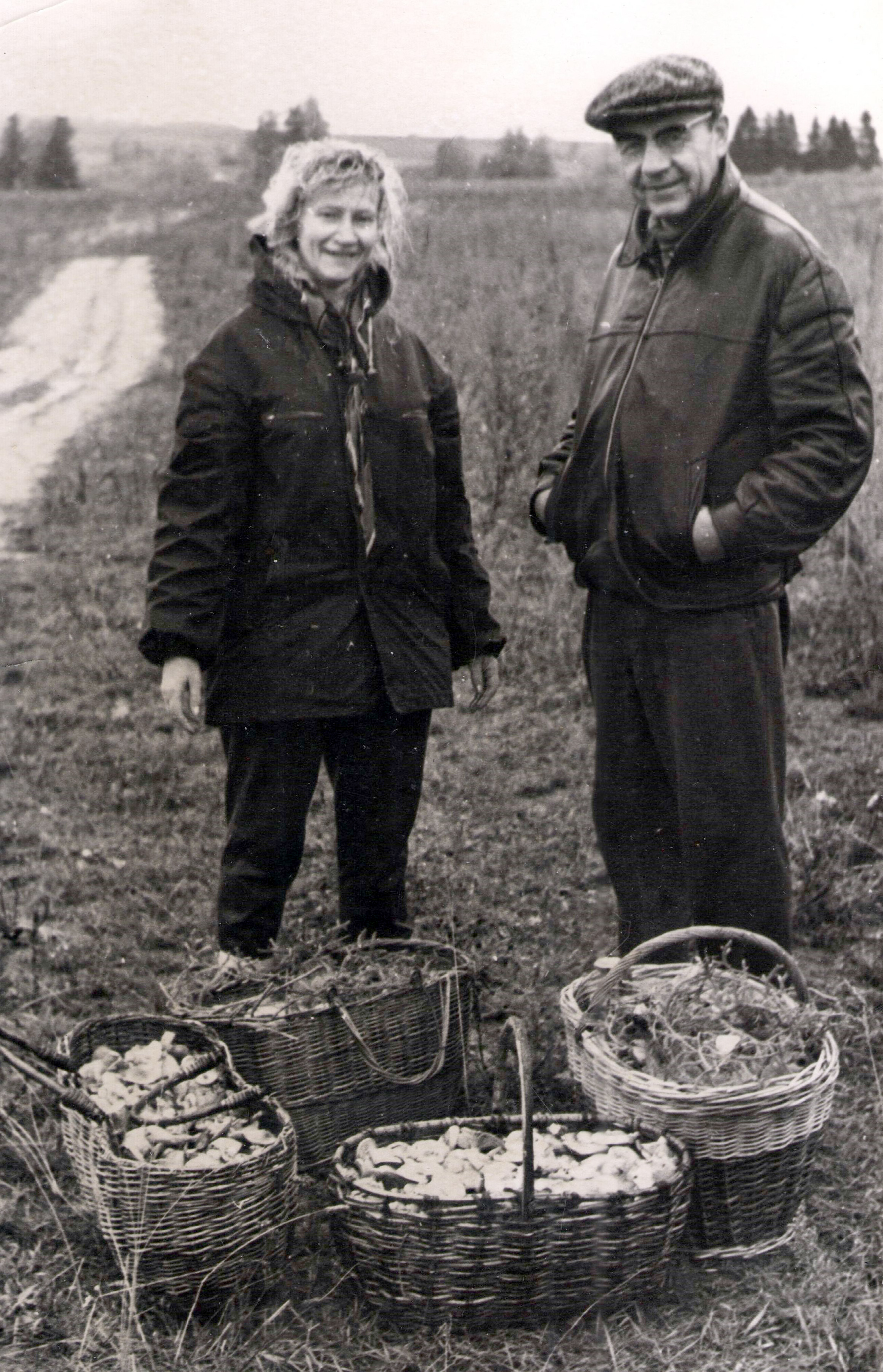 В минуты отдыха на природе с женой Людмилой Григорьевной, 1970-е годы