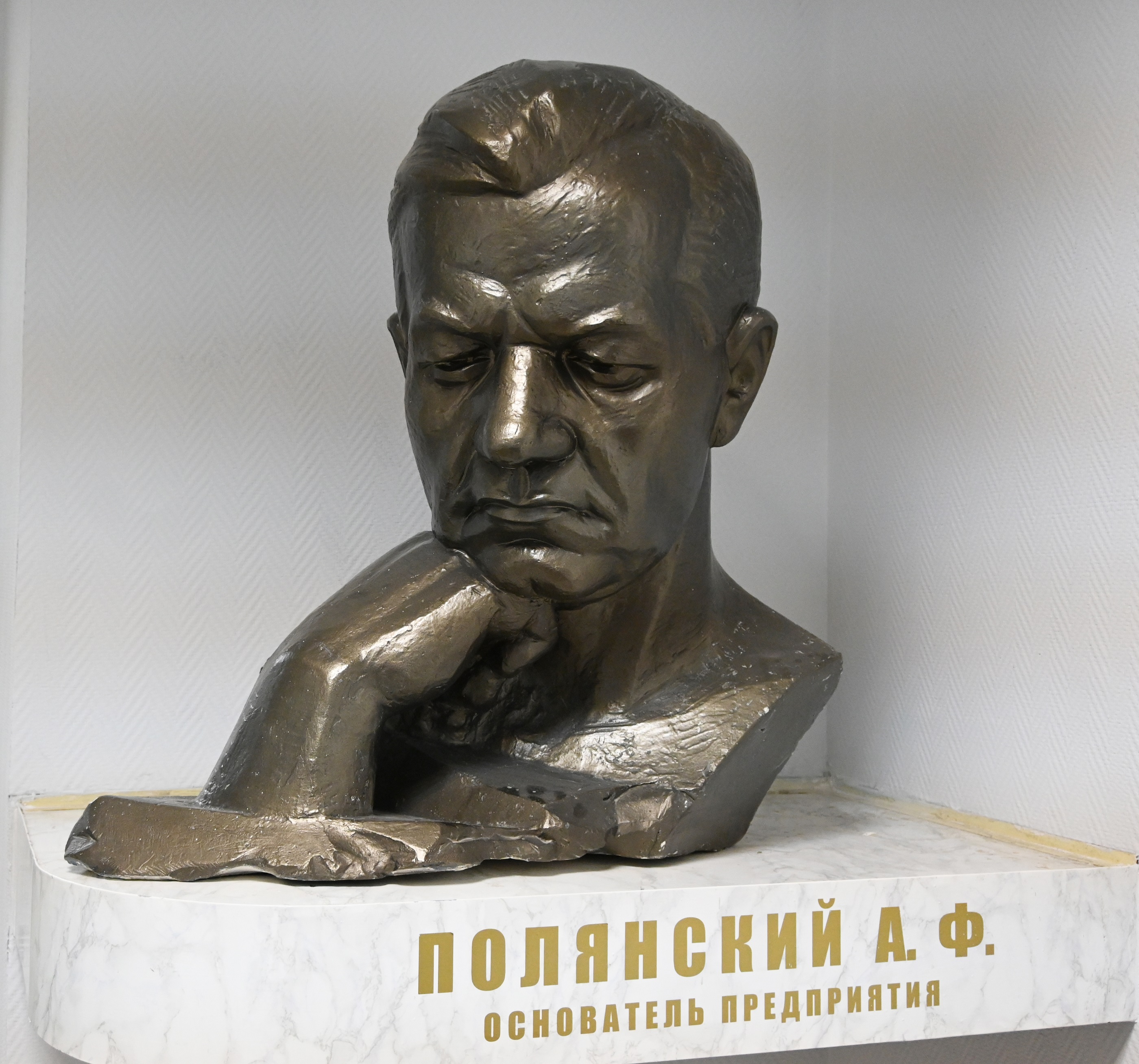 Бюст первого главного конструктора в фойе конструкторского бюро ОДК-СТАР
