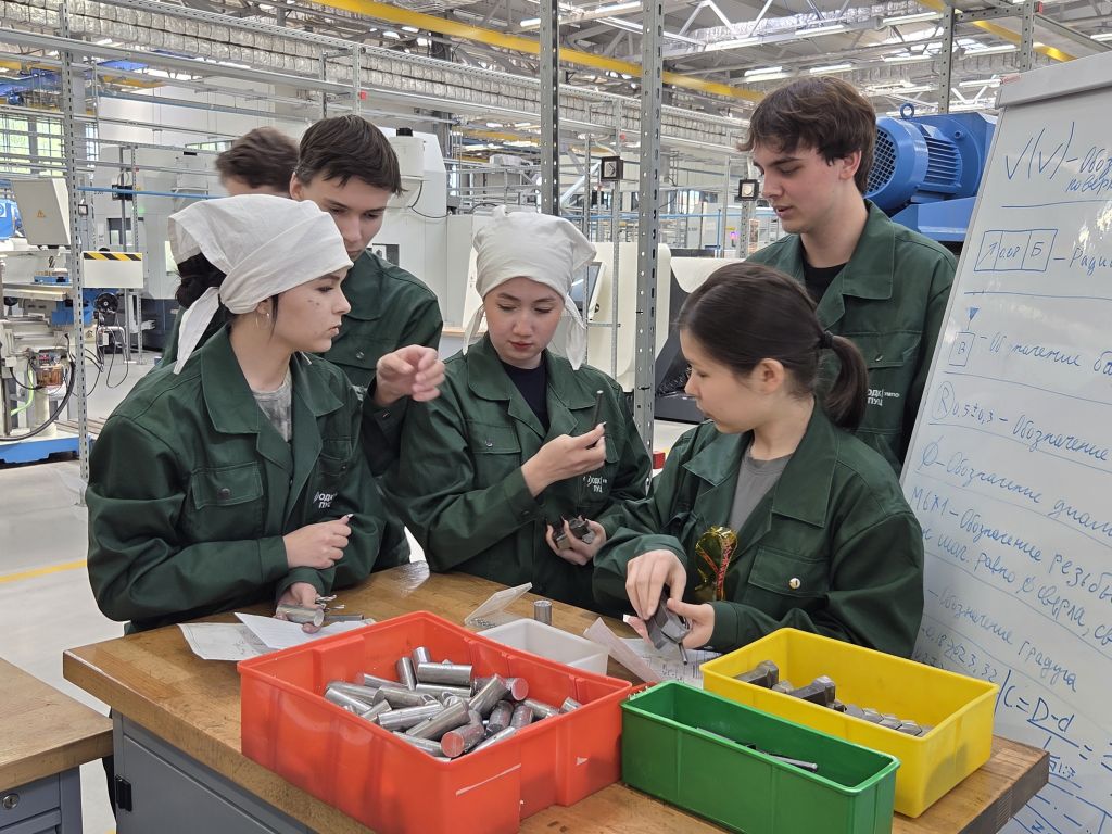 45 студентов трека "Крылья Ростеха" получили дополнительную рабочую профессию в ОДК-УМПО.jpg 5 студентов трека Крылья Ростеха получили дополнительную рабочую профессию.jpg