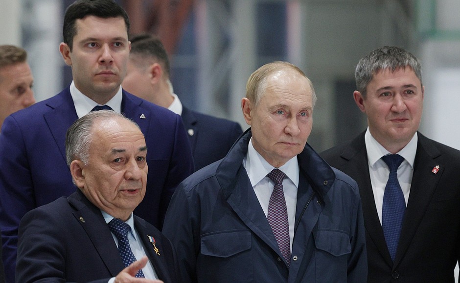 Результаты разработки двигателя ПД-35 Владимиру Путину предствил управляющий директор-генеральный конструктор ОДК-Авиадвигатель Александр Иноземцев.jpg