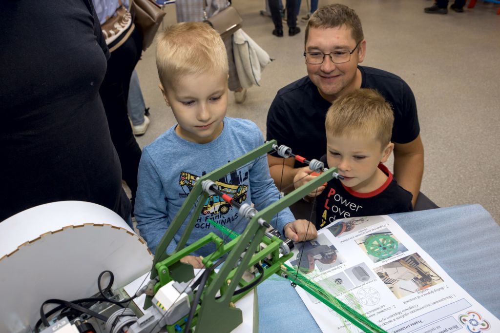 2_Детям презентуют робота для очистки акватории от мусора.jpg