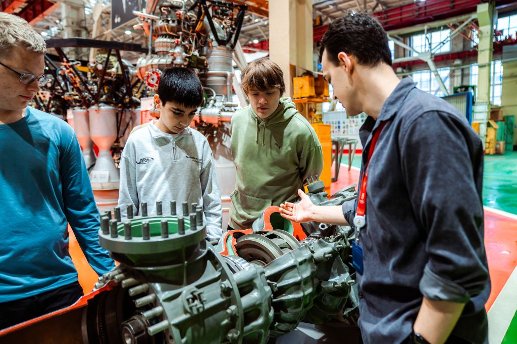 В год 65-летия полета Юрия Гагарина школьники побывали в цехе окончательной сборки легендарных ракетныхдвигателей.jpg