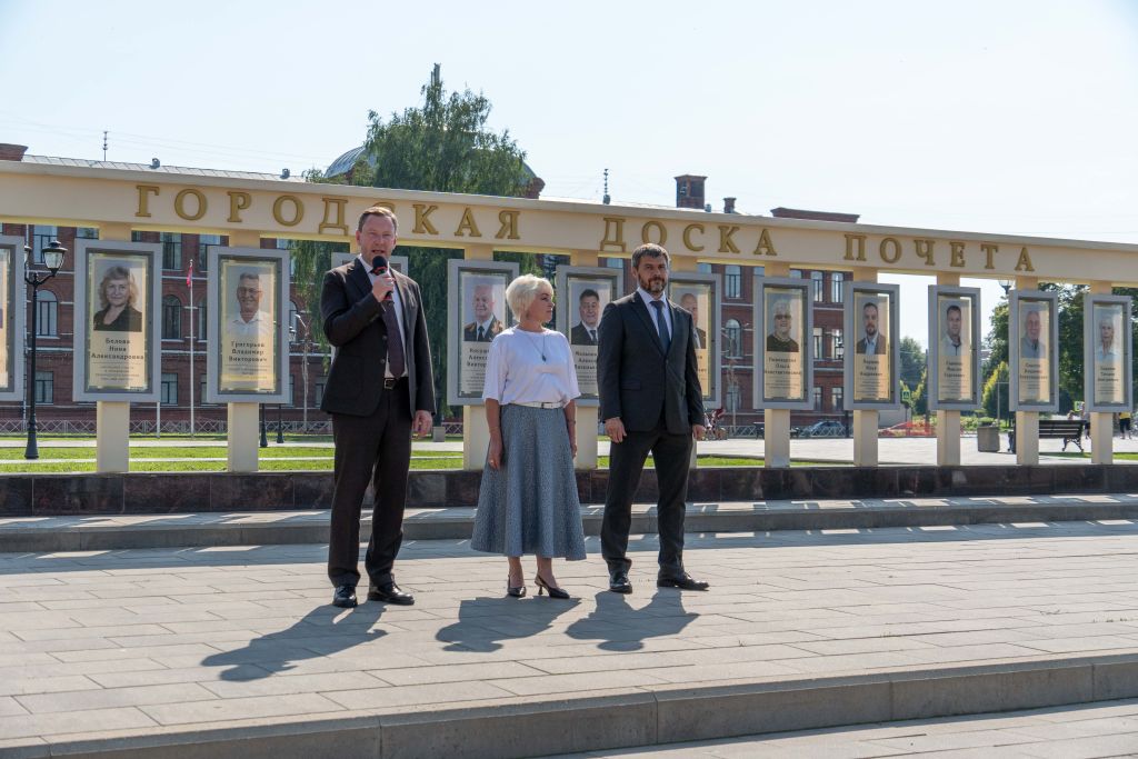 На церемонии открытия обновленной Доски почета в Рыбинске.jpg На церемонии открытия обновленной Доски почета в Рыбинске.jpg