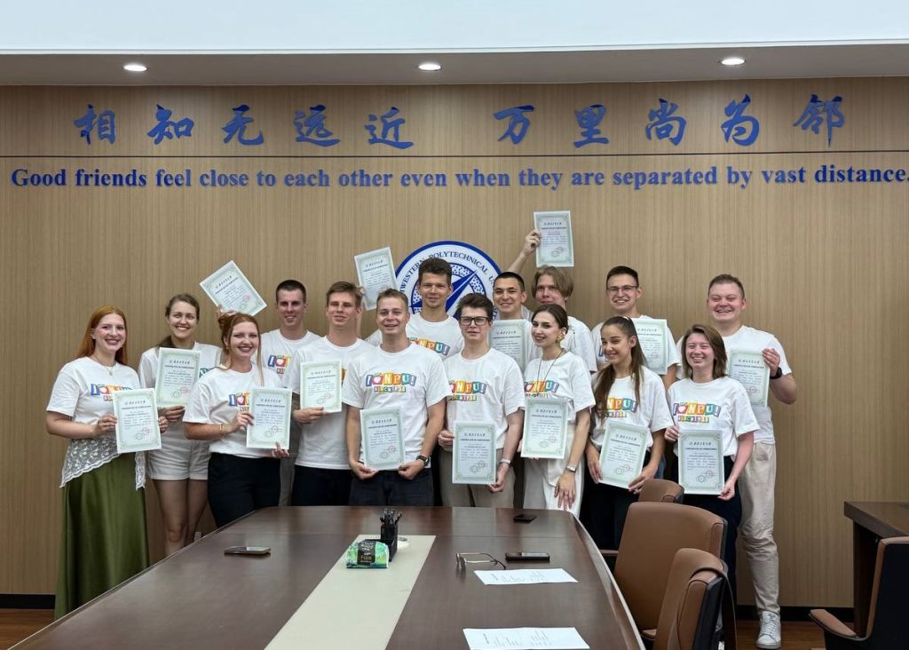 Студенты образовательного проекта "Крылья Ростеха" получили новые знания о применении передовых технологий в двигателестроении.jpg