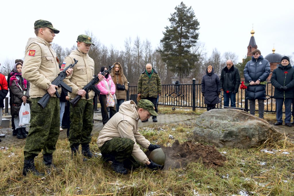 В День неизвестного солдата традиционно прошла церемония захоронения земли.jpg