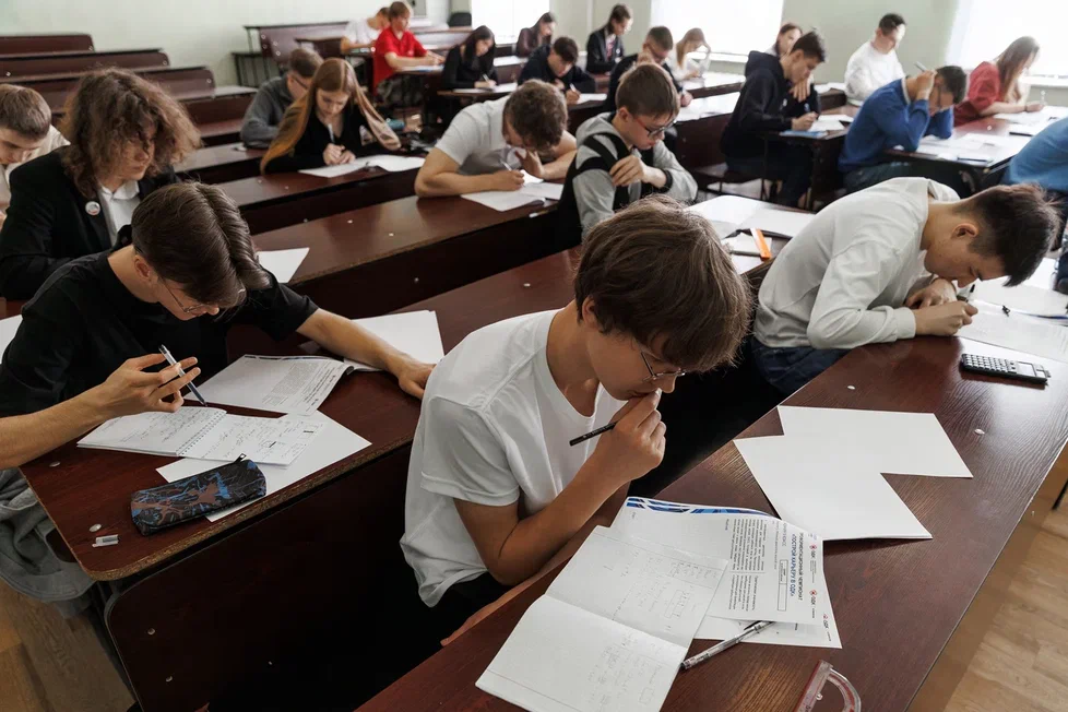 Финалисты за выполенением задач по физике.jpg