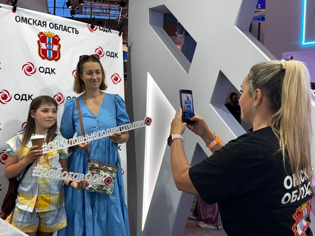 Фотографирование гостей выставки.jpg