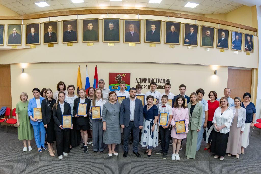 1_Награждение школьников в администрации Рыбинска.jpg