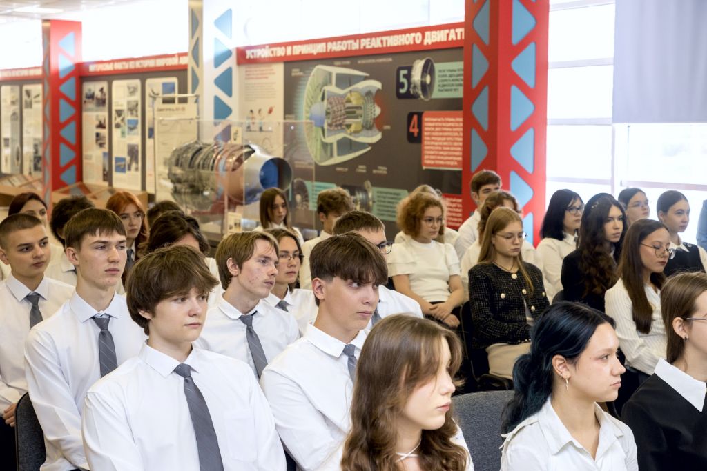 4_Учащиеся инженерного и универсального классов на уроке Разговоры о важном.jpg