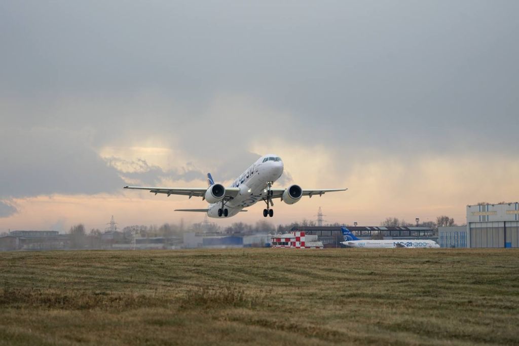 Полет опытного образца самолета МС-21-310 с двигателями ПД-14 впервые поднялся в небо.jpeg