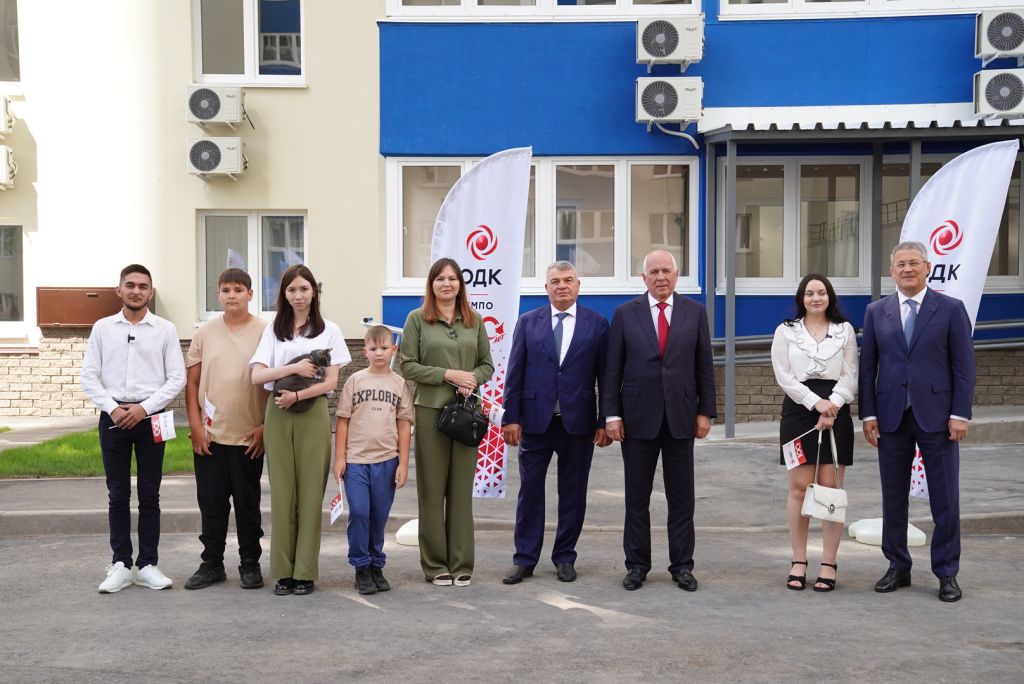 Сотрудники ОДК-УМПО получили ключи от квартир вновом арендном доме в Уфе.JPG