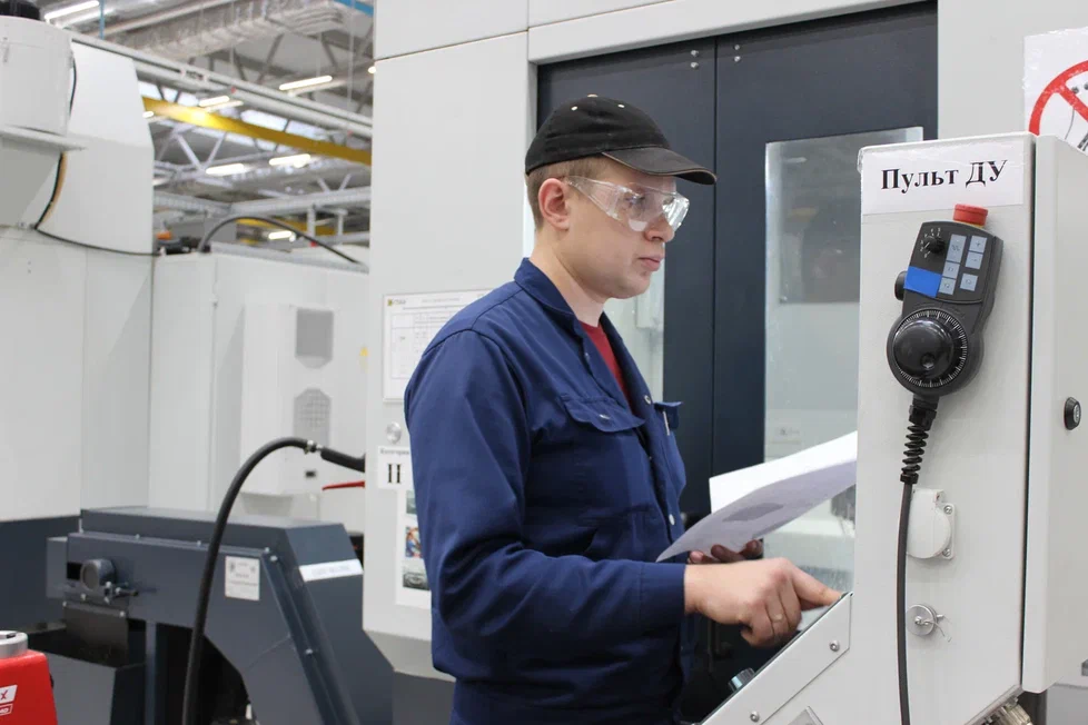Оператор станков с ПУ ОДК-УМПО за выполнением задания.JPG