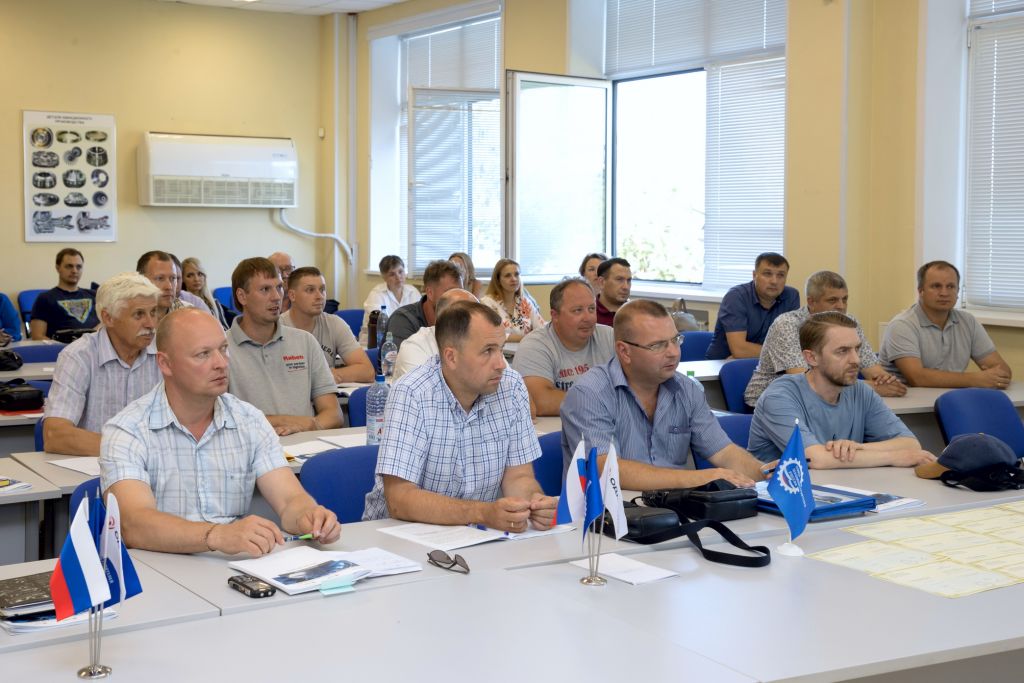 2_Группы кураторов-менторов и мастеров-наставников в производственно-учебном центре ОДК-Сатурн.jpg