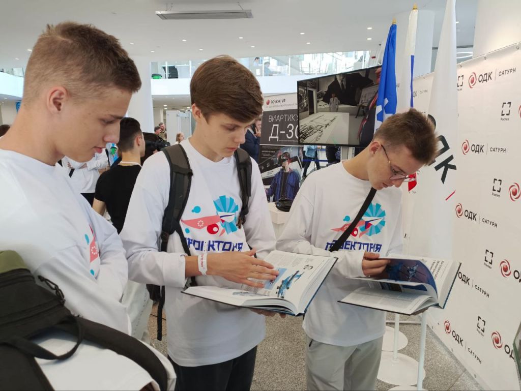 3_Школьники знакомятся с книжной экспозицией.jpg