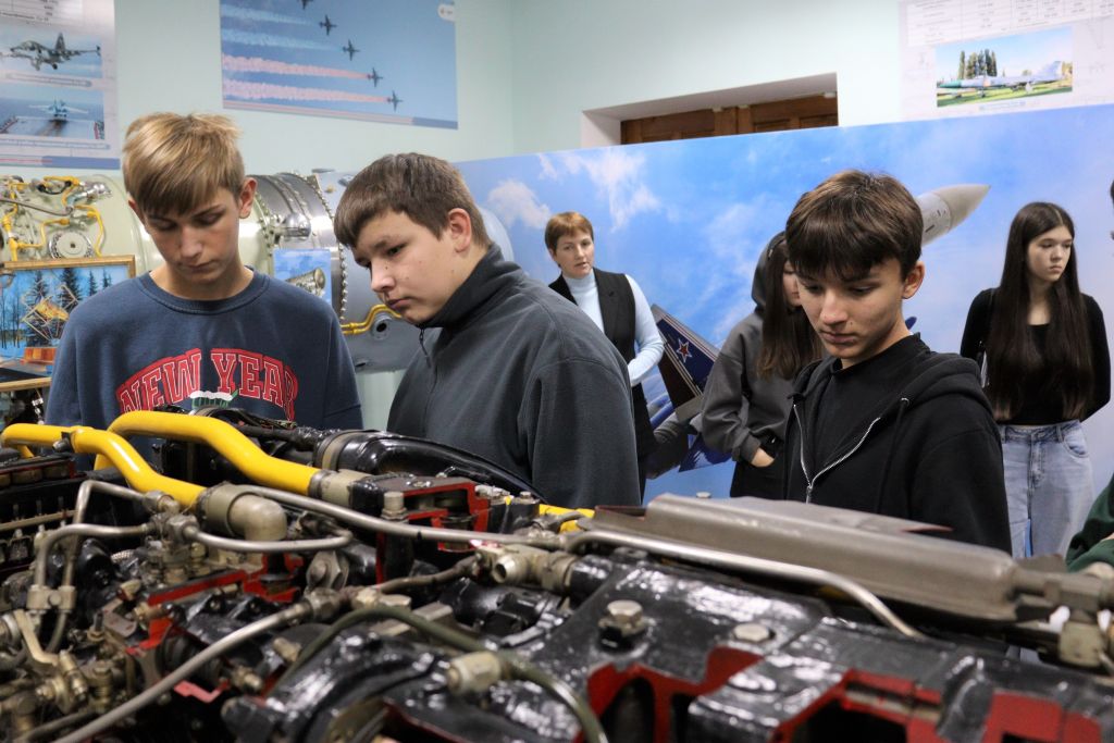 В музее детям рассказали об истории создания двиагателей.JPG