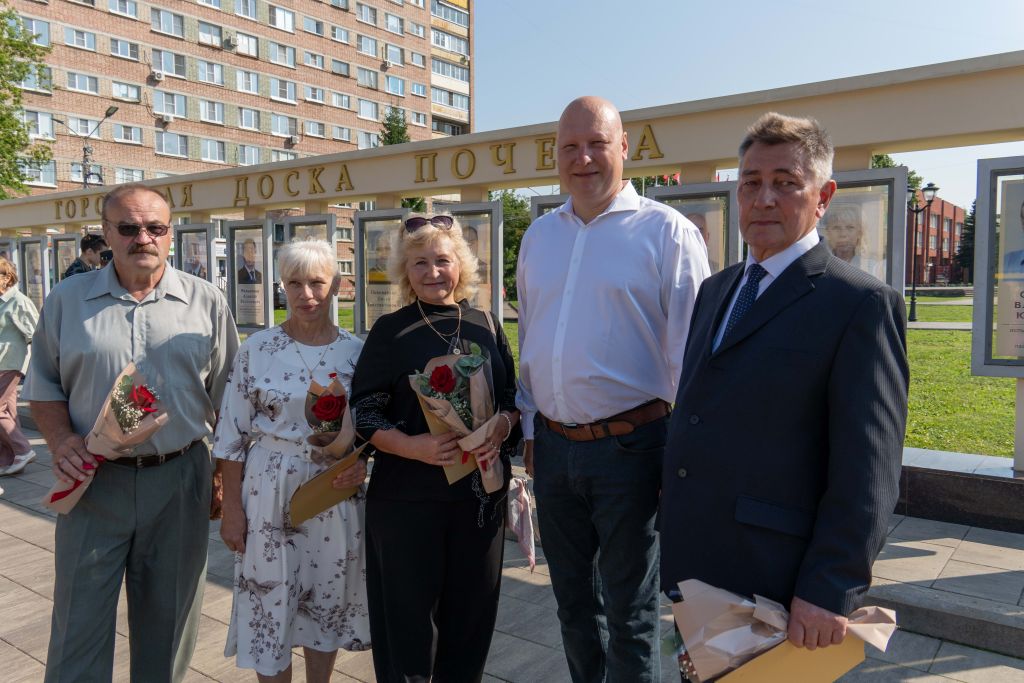 Сотрудники ОДК-Сатурн на Доске почета Рыбинска.jpg Сотрудники ОДК-Сатурн на Доске почета Рыбинска.jpg
