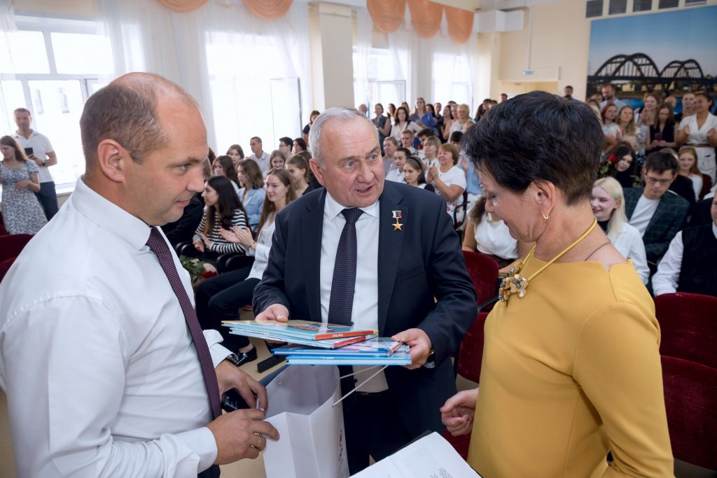 6_Книги ОДК-Сатурн в подарок школе.jpg