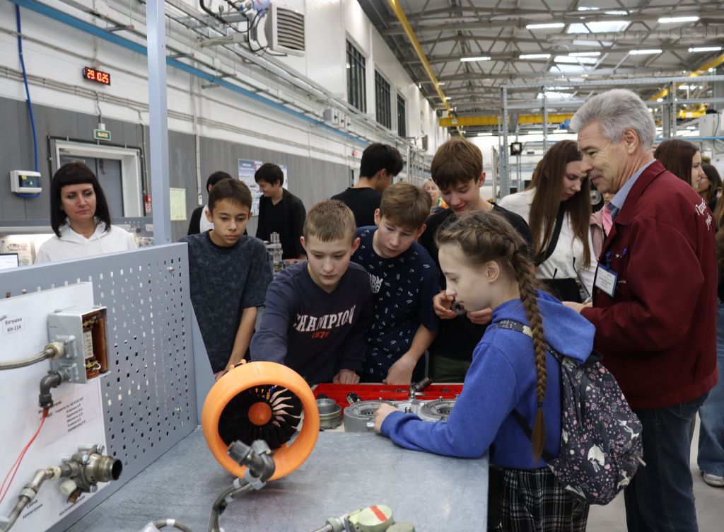 Школьникам рассказали об устройстве двигателей.JPG