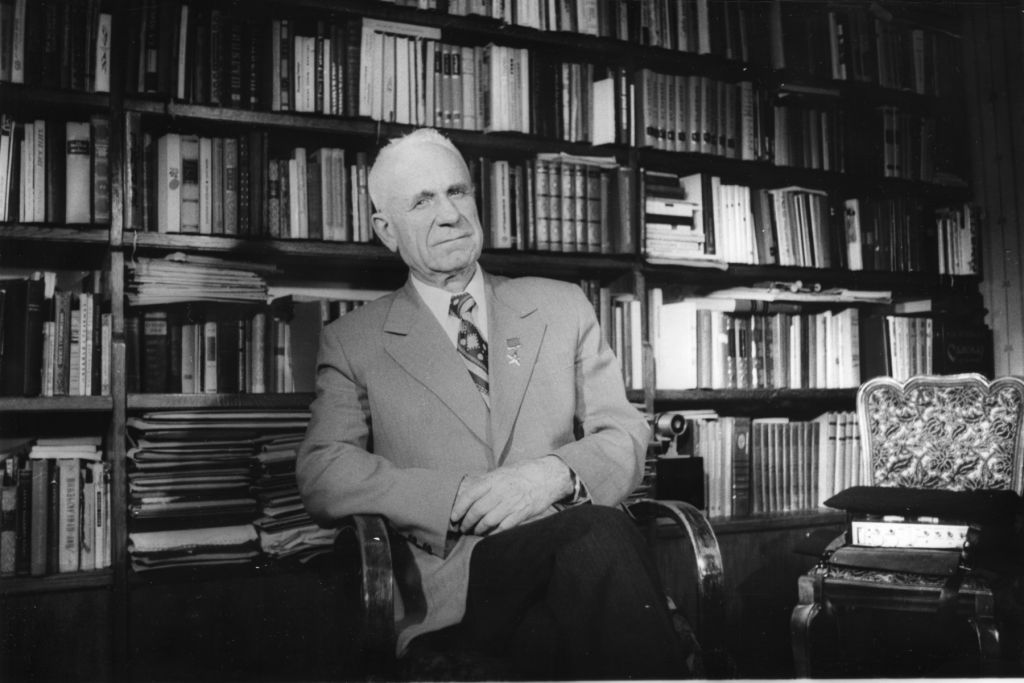 Архип Люлька в домашней библиотеке