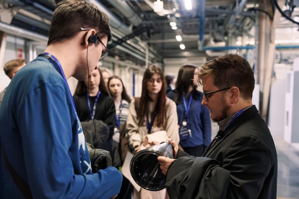 Финалисты чемпионата ОДК по физике познакомились с созданием авиадвигателей на предприятии ОДК-Климов.jpg
