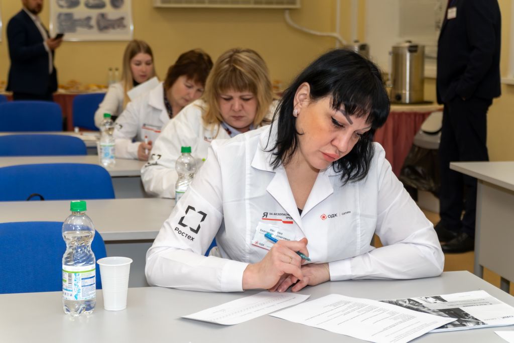 1_Участники выполняют теоретическую часть конкурса, включающую в себя 30 вопросов по техническому контролю.jpg
