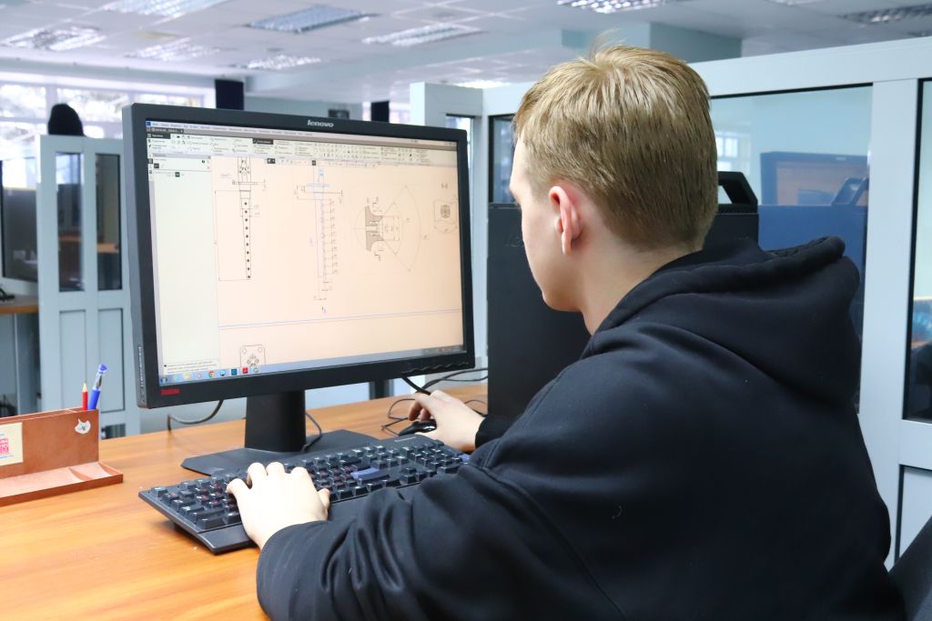 Студент Крыльев Ростеха выполняет проектно-конструкторскую работу.JPG