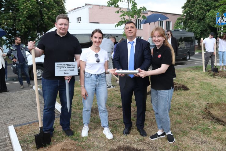 В новом сквере производственного комплекса «Салют» заложили «капсулу времени»