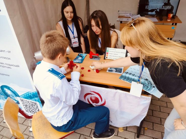 Сотрудники ПК «Салют» познакомили детей с производством авиадвигателей на «ДАКС — 2024»