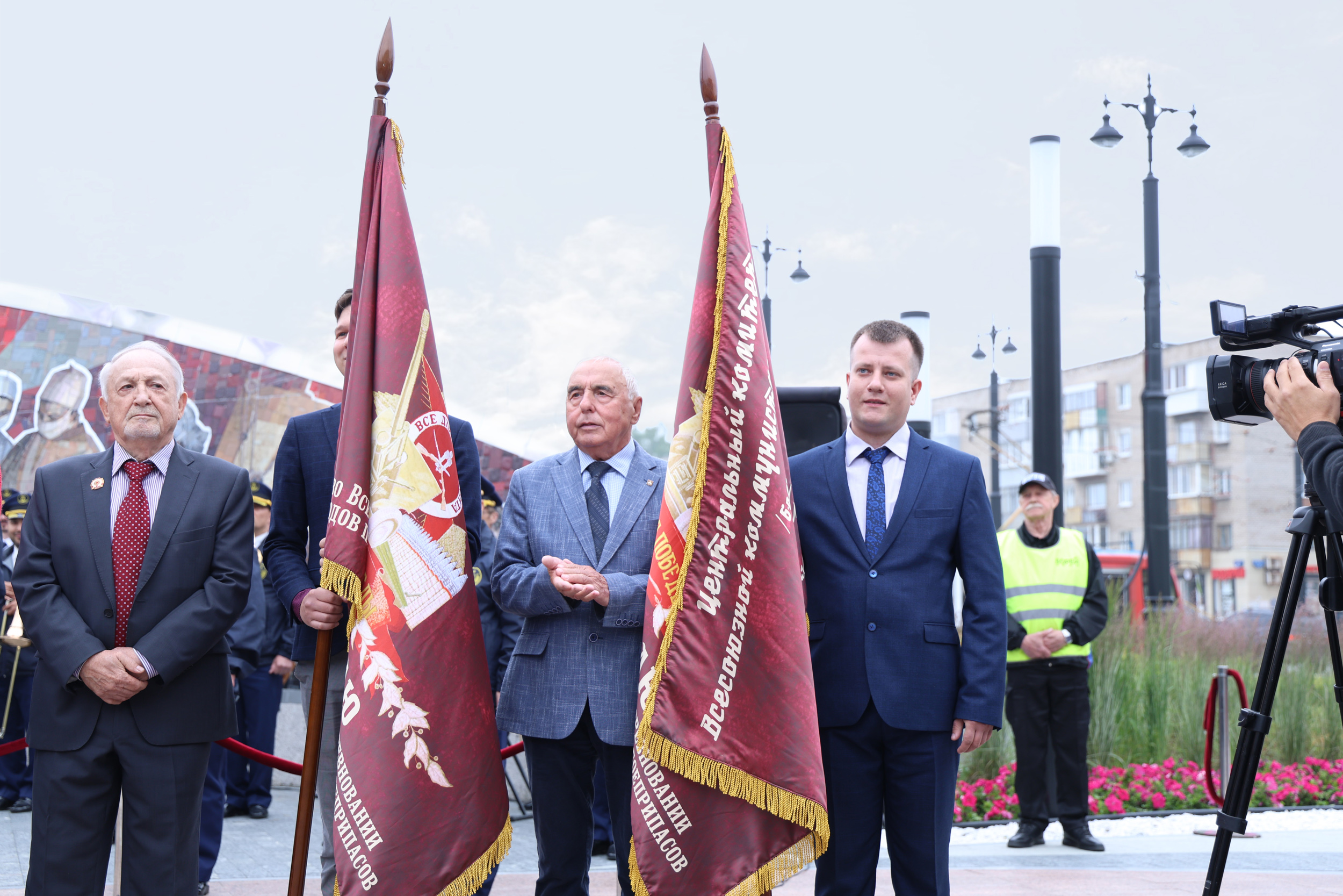 Ветеран «Пермских моторов» передал Знамя Государственного Комитета обороны молодому рабочему 