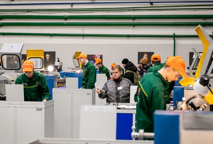 Ростех подготовит в 2023 году сотни наставников для новых сотрудников авиапрома