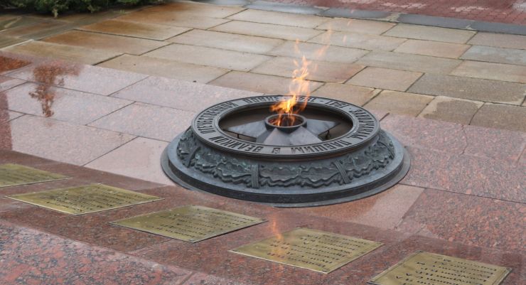 На ПК «Салют» открыли памятный знак о вкладе сотрудников в Великую Победу