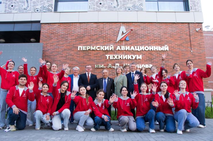 Руководители НПК «Пермские моторы» поздравили учащуюся молодежь с Днём знаний