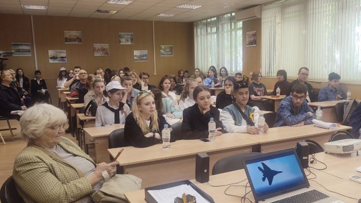 Неделя без турникетов на ММП имени В.В. Чернышева: более 2500 школьников увидели, как собирается авиадвигатель