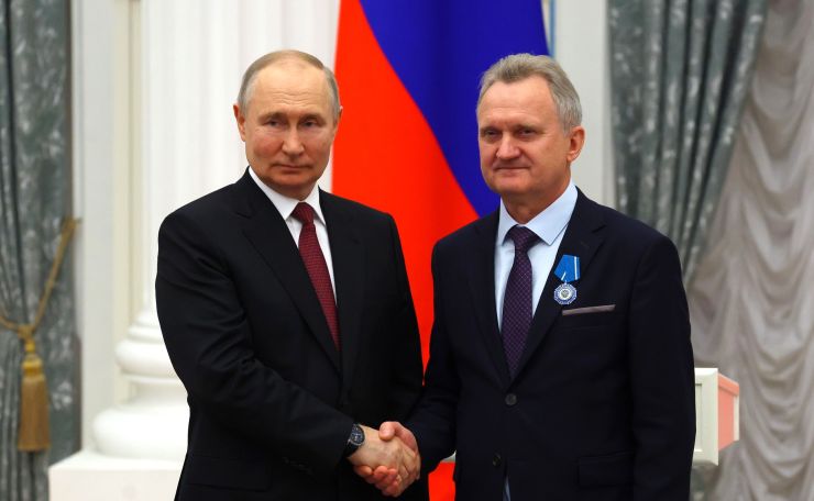 Работник «Салюта» получил награду от Президента России